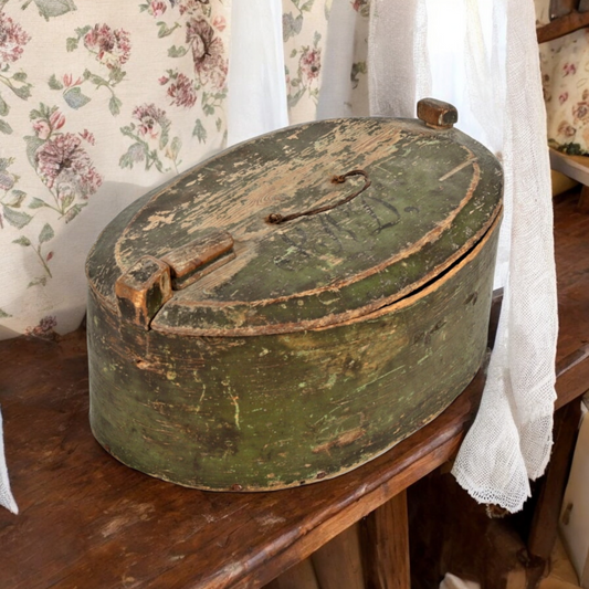 Early 19th-century Scandinavian Antique Bentwood Box In Original Green Paint