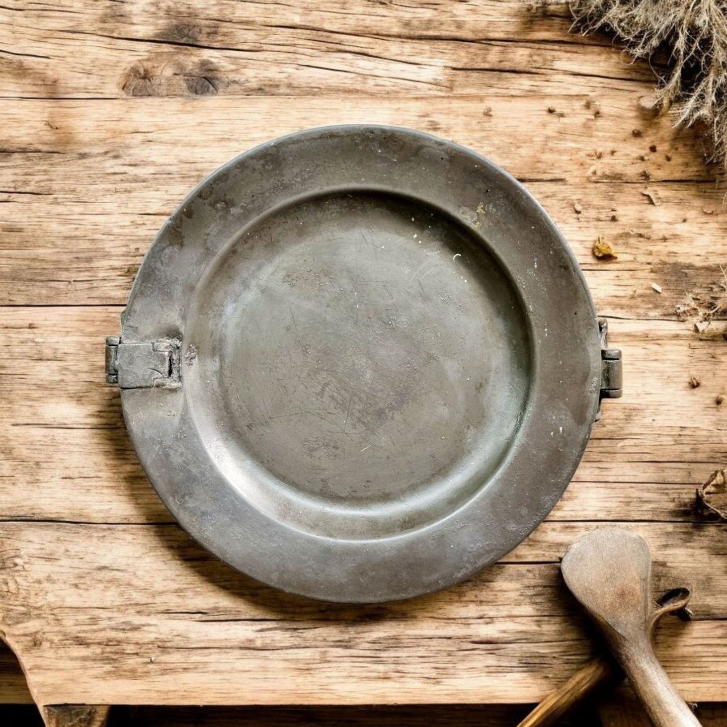Late 18th-Century / Early 19th-Century English Antique Pewter Warming Plate, Bearing A London Touchmark Verso