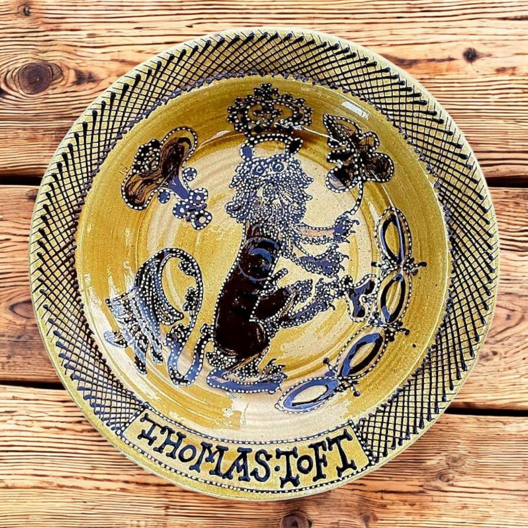 Large English Antique Slipware Decorated Earthenware Dish, Bearing The Name Of Thomas Toft (active before 1663 - Died 1689) & A Lion Bearer With A Crown - 1 of 2