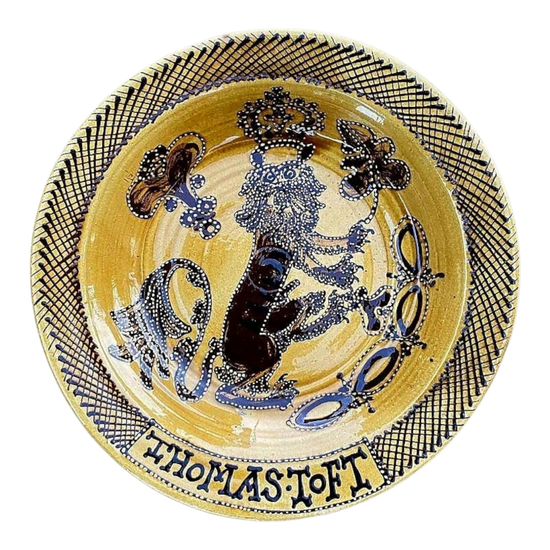 Large English Antique Slipware Decorated Earthenware Dish, Bearing The Name Of Thomas Toft (active before 1663 - Died 1689) & A Lion Bearer With A Crown - 1 of 2
