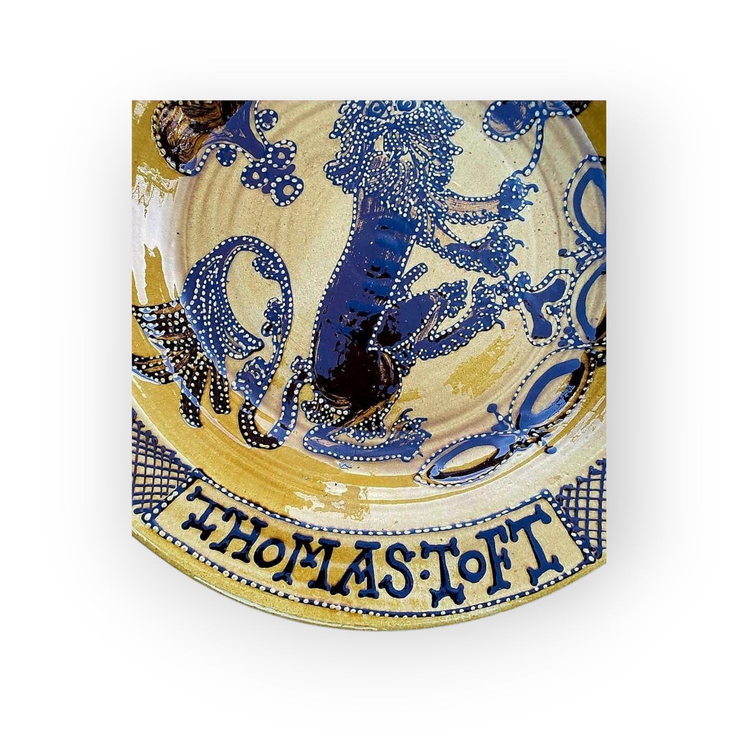Large English Antique Slipware Decorated Earthenware Dish, Bearing The Name Of Thomas Toft (active before 1663 - Died 1689) & A Lion Bearer With A Crown - 1 of 2