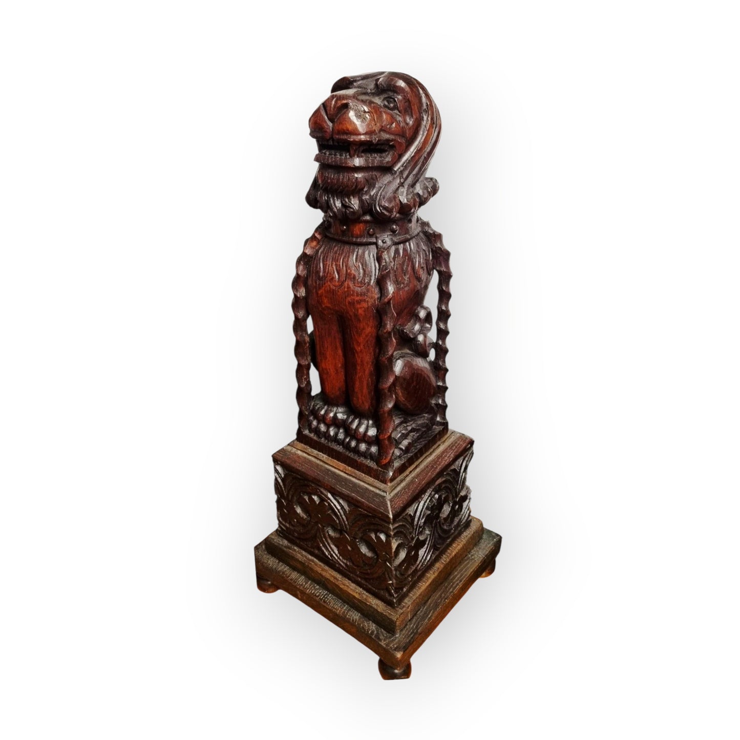 Large 17th-Century Antique Carved Oak Newel Post Finial In The Form Of A Lion Sejant