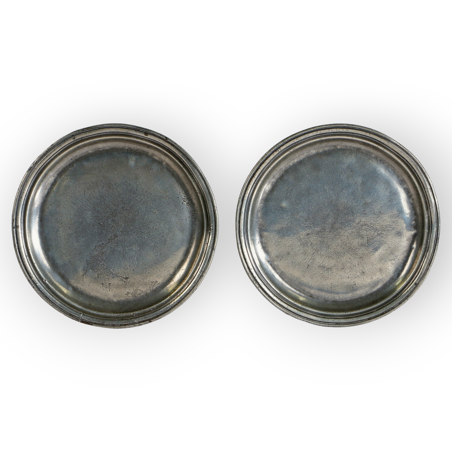 A Pair of Late 17th Century William & Mary Period English Antique Pewter Narrow-Rim Multi-Reeded Plates, Each With The Touchmark of William Gilly of Bury St. Edmunds, Suffolk