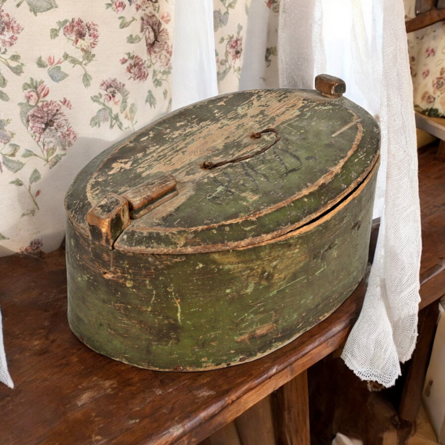 Early 19th-century Scandinavian Antique Bentwood Box In Original Green Paint