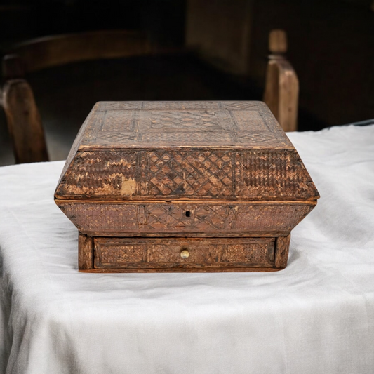 Late 18th-Century / Early 19th-Century Antique Napoleonic Prisoner Of War Straw-Work Box, circa 1793-1815