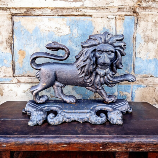 Mid 19th-Century English Country House Antique Cast Iron Door Stop / Door Porter In The Form Of A Lion Passant