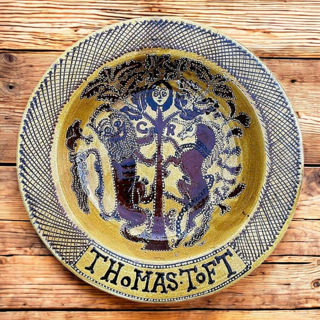 Large English Antique Slipware Decorated Earthenware Dish, Bearing The Name Of Thomas Toft (active before 1663 - Died 1689) & A Lion & Unicorn Supporters, The Cypher of Charles II & A Depiction Of Him Hiding In An Oak Tree - 2 of 2