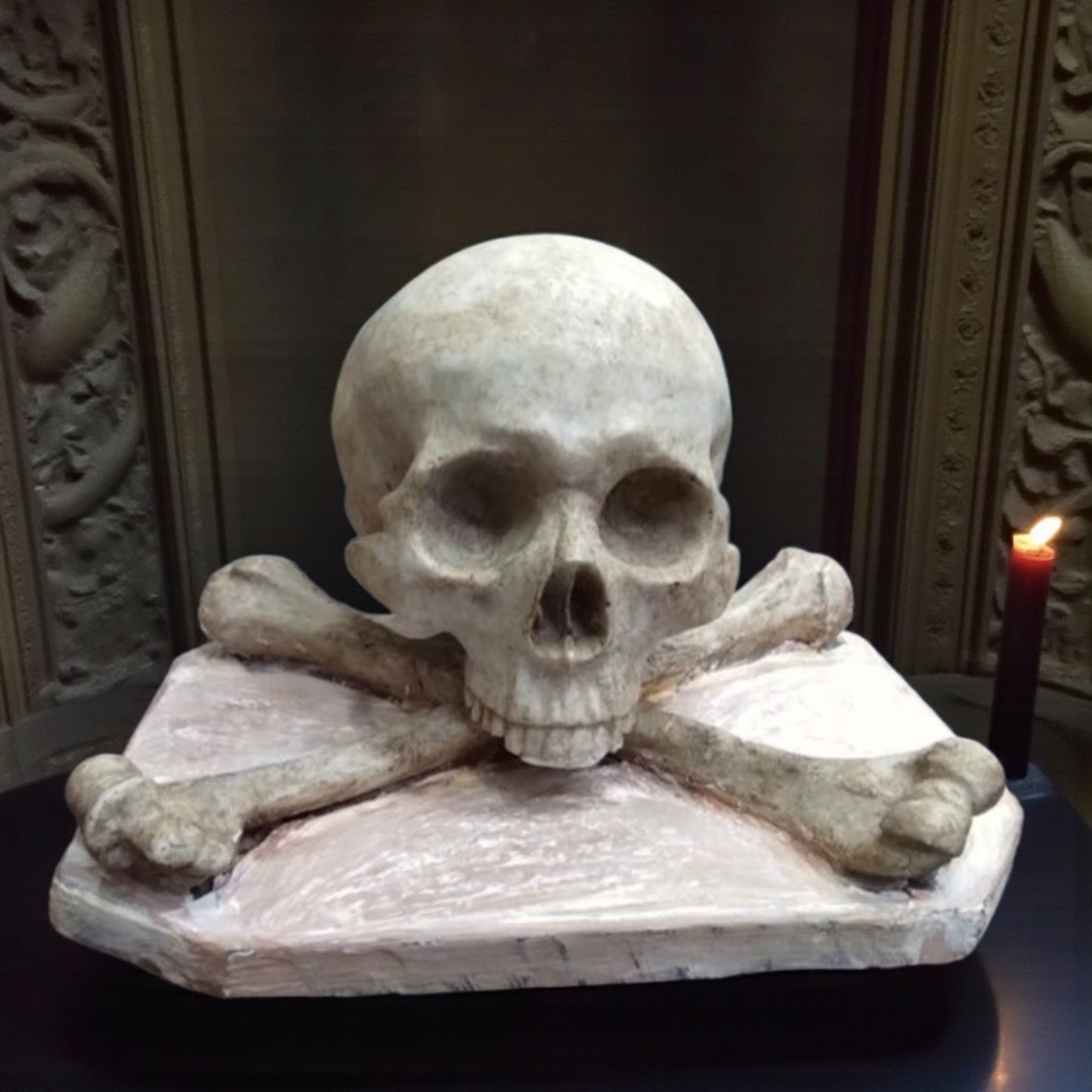 Large 18th-Century Italian Baroque Antique Carved Marble Skull with Crossbones – Decorative Memento Mori Sculpture