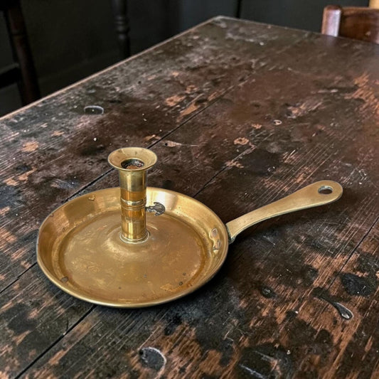 Georgian brass frying pan chamberstick with sliding ejector on antique oak table, c.1770-1800